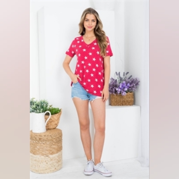 Perfect Peach V-NECK SHORT SLEEVE STAR PRINT TOP- RED 1X - Picture 1 of 5